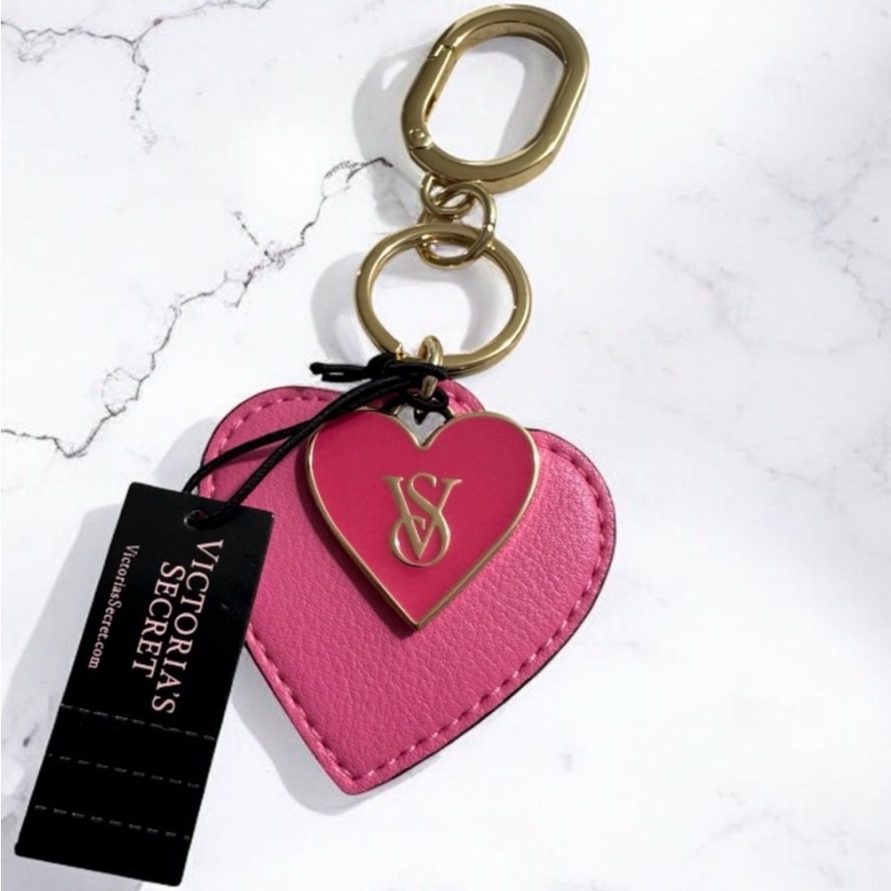 VICTORIA'S SECRET
Double Hearts Bag Charm Keychain